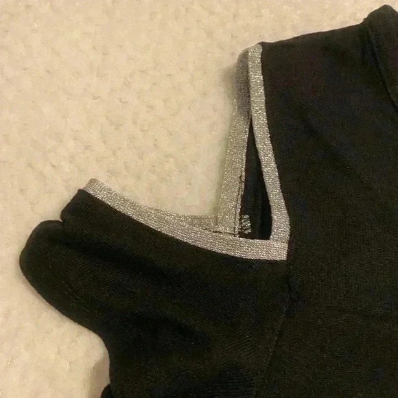 89th + Madison NWT black top with cold shoulders women’s size medium NWT - Picture 2 of 7